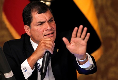 El presidente de Ecuador, Rafael Correa, defendi el martes el derecho que tiene su pas para imponer aranceles a los productos de Colombia y Per, como salvaguardias cambiarias ante las devaluaciones monetarias.