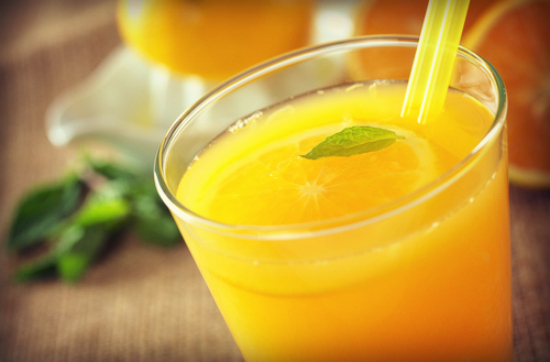 Mdicos y nutricionistas suelen aconsejar consumir la comida entera antes que el jugo. Un estudio revelara lo contrario en torno a la naranja y su jugo.