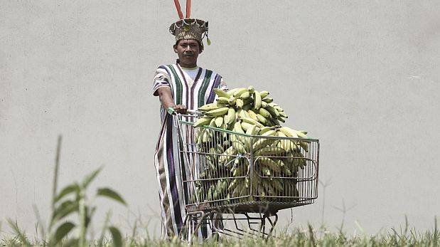 Enoc Alfonso Pezo, dirigente ashannka, vende pltanos que cultiva su comunidad en Ro Tambo (Vraem). Espera que se abran ms puertas, como las del Mercado Mayorista de Lima, para no caer en el peligro del cultivo de coca ilegal.